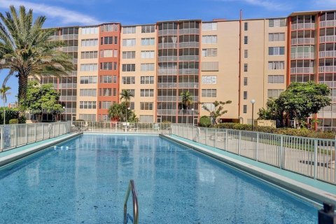 Condo in Miami, Florida, 1 bedroom  № 1996500 - photo 16