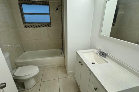 Condo in Miami, Florida, 1 bedroom  № 1996500 - photo 12