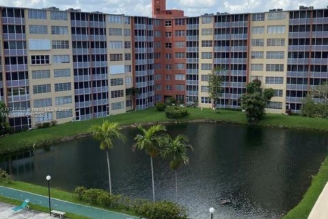 Condo in Miami, Florida, 1 bedroom  № 1996500 - photo 18