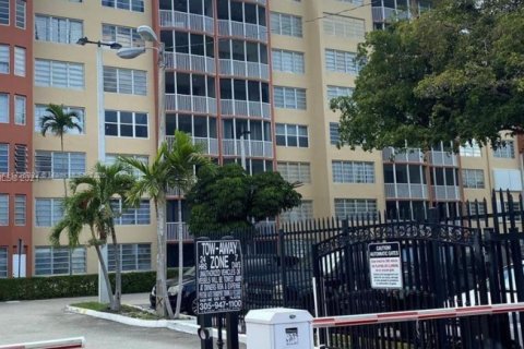 Condo in Miami, Florida, 1 bedroom  № 1996500 - photo 17