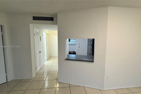 Condo in Miami, Florida, 1 bedroom  № 1996500 - photo 7