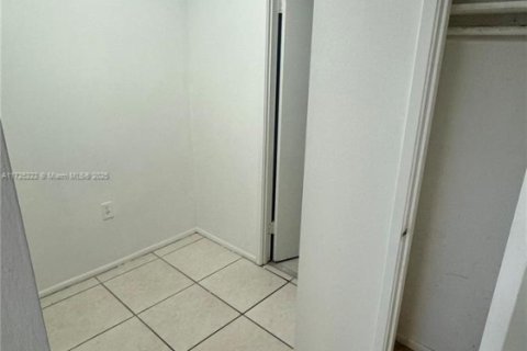Condo in Miami, Florida, 1 bedroom  № 1996500 - photo 6