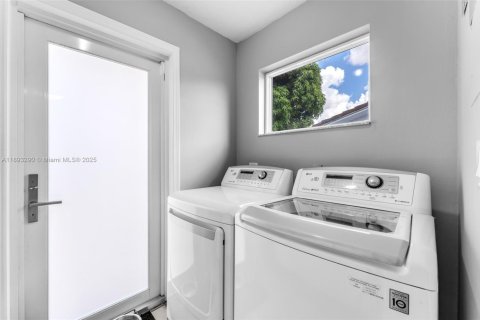 Villa ou maison à vendre à Miami, Floride: 3 chambres, 156.82 m2 № 1945256 - photo 12