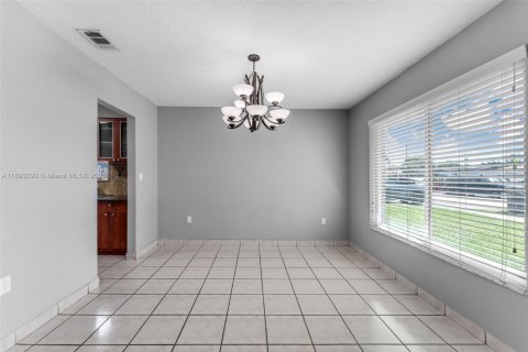 Villa ou maison à vendre à Miami, Floride: 3 chambres, 156.82 m2 № 1945256 - photo 6