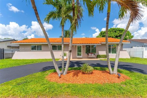 Villa ou maison à vendre à Miami, Floride: 3 chambres, 156.82 m2 № 1945256 - photo 1