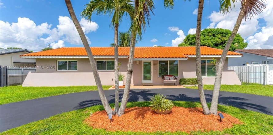 House in Miami, Florida 3 bedrooms, 156.82 sq.m. № 1945256