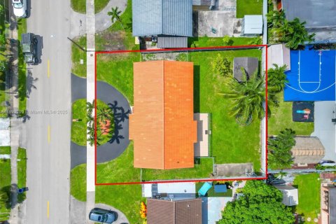 Villa ou maison à vendre à Miami, Floride: 3 chambres, 156.82 m2 № 1945256 - photo 2