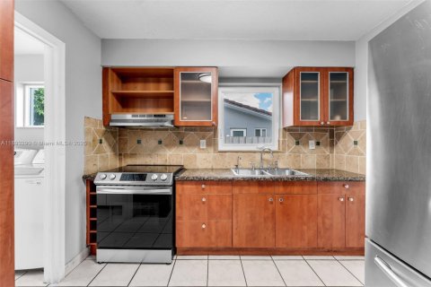 Villa ou maison à vendre à Miami, Floride: 3 chambres, 156.82 m2 № 1945256 - photo 11