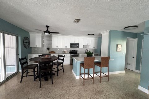 House in Saint Petersburg, Florida 3 bedrooms, 172.8 sq.m. № 2152015 - photo 6