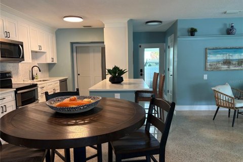 House in Saint Petersburg, Florida 3 bedrooms, 172.8 sq.m. № 2152015 - photo 7
