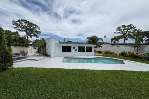House in Saint Petersburg, Florida 3 bedrooms, 172.8 sq.m. № 2152015 - photo 17