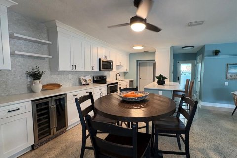 House in Saint Petersburg, Florida 3 bedrooms, 172.8 sq.m. № 2152015 - photo 8