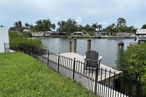 House in Saint Petersburg, Florida 3 bedrooms, 172.8 sq.m. № 2152015 - photo 21