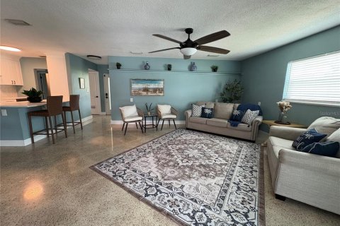 House in Saint Petersburg, Florida 3 bedrooms, 172.8 sq.m. № 2152015 - photo 5