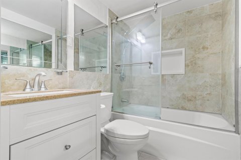 Condo in South Palm Beach, Florida, 2 bedrooms  № 2181838 - photo 13