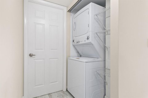 Condo in South Palm Beach, Florida, 2 bedrooms  № 2181838 - photo 14