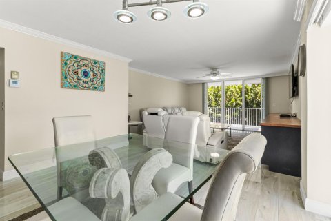 Condo in South Palm Beach, Florida, 2 bedrooms  № 2181838 - photo 8
