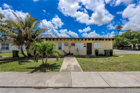 Commercial property in Homestead, Florida 125.05 sq.m. № 2067386