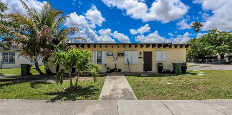 Commercial property in Homestead, Florida 125.05 sq.m. № 2067386