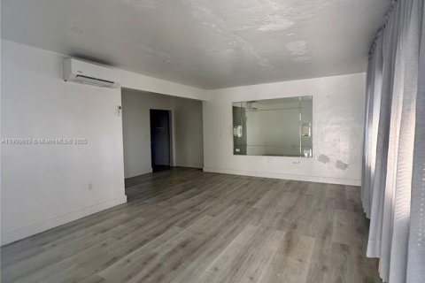 Casa en alquiler en Miami Beach, Florida, 1 dormitorio, 79.25 m2 № 1964908 - foto 2