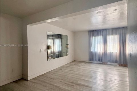 Casa en alquiler en Miami Beach, Florida, 1 dormitorio, 79.25 m2 № 1964908 - foto 10