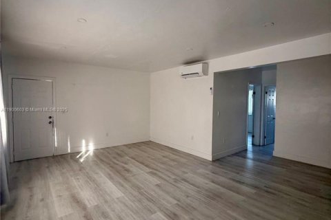 Casa en alquiler en Miami Beach, Florida, 1 dormitorio, 79.25 m2 № 1964908 - foto 3