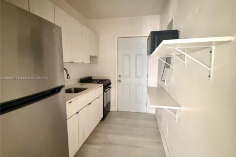 Casa en alquiler en Miami Beach, Florida, 1 dormitorio, 79.25 m2 № 1964908 - foto 5