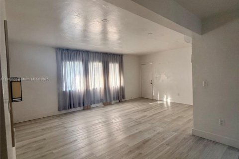 Casa en alquiler en Miami Beach, Florida, 1 dormitorio, 79.25 m2 № 1964908 - foto 11