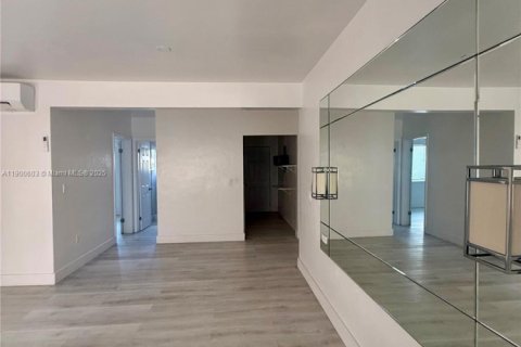 Casa en alquiler en Miami Beach, Florida, 1 dormitorio, 79.25 m2 № 1964908 - foto 4