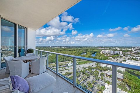 Condo in North Miami Beach, Florida, 4 bedrooms  № 1700379 - photo 2