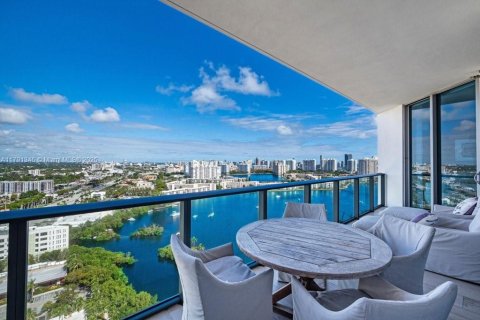 Condo in North Miami Beach, Florida, 4 bedrooms  № 1700379 - photo 1