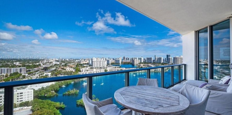 Condo in North Miami Beach, Florida, 4 bedrooms  № 1700379