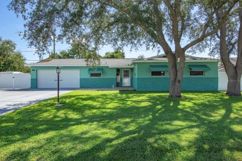 House in Largo, Florida 3 bedrooms, 162.95 sq.m. № 2368880