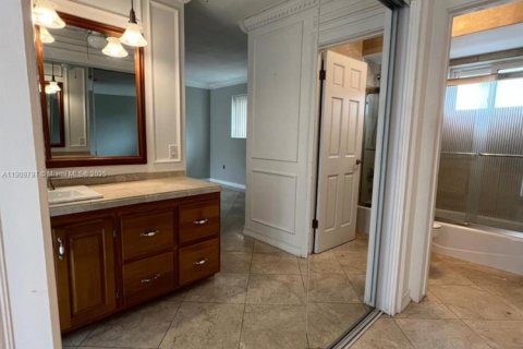 Villa ou maison à louer à Hollywood, Floride: 3 chambres, 119.1 m2 № 1965459 - photo 28