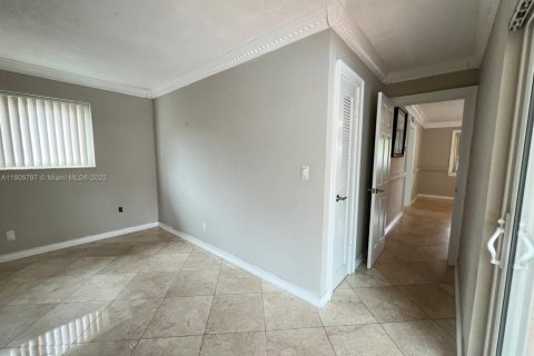 Villa ou maison à louer à Hollywood, Floride: 3 chambres, 119.1 m2 № 1965459 - photo 24