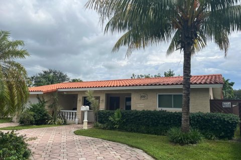 Villa ou maison à louer à Hollywood, Floride: 3 chambres, 119.1 m2 № 1965459 - photo 1