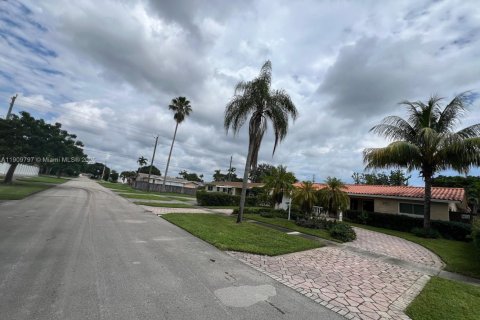 Villa ou maison à louer à Hollywood, Floride: 3 chambres, 119.1 m2 № 1965459 - photo 3