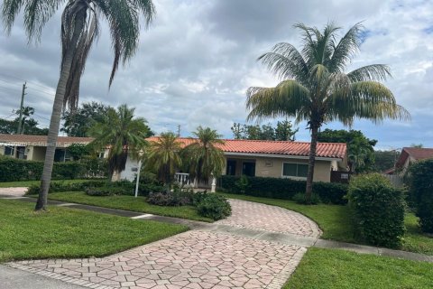 Villa ou maison à louer à Hollywood, Floride: 3 chambres, 119.1 m2 № 1965459 - photo 2