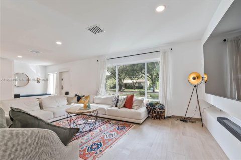 Villa ou maison à vendre à Biscayne Park, Floride: 3 chambres, 212.56 m2 № 1964230 - photo 4