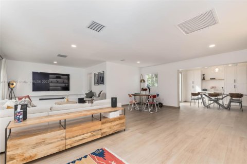 Villa ou maison à vendre à Biscayne Park, Floride: 3 chambres, 212.56 m2 № 1964230 - photo 3