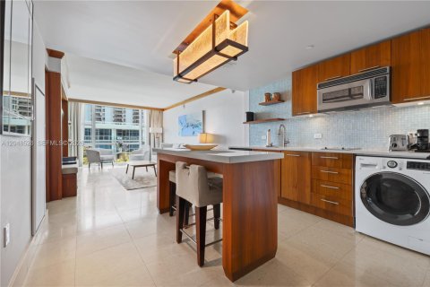 Condo in Miami Beach, Florida, 2 bedrooms № 2180606 - photo 2