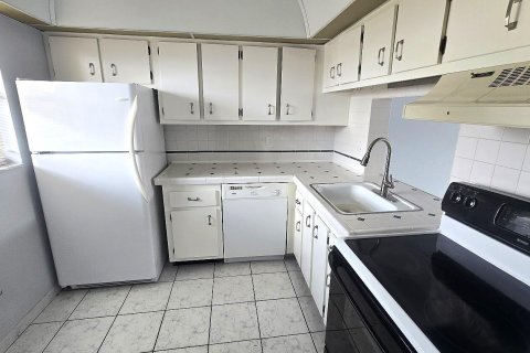 Condo in Lauderhill, Florida, 2 bedrooms  № 2176990 - photo 2