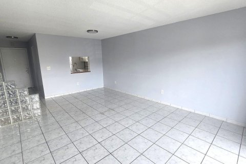 Condo in Lauderhill, Florida, 2 bedrooms  № 2176990 - photo 5