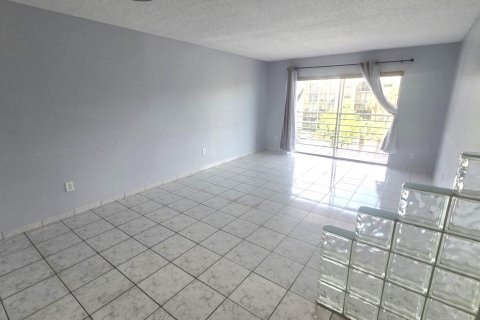 Condo in Lauderhill, Florida, 2 bedrooms  № 2176990 - photo 4