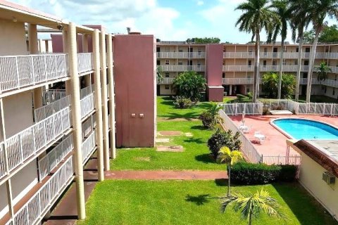 Condo in Lauderhill, Florida, 2 bedrooms  № 2176990 - photo 9