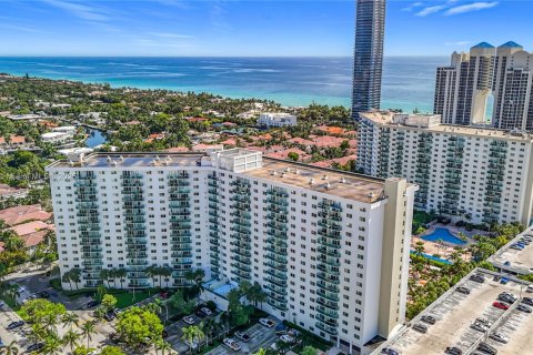 Condo in Sunny Isles Beach, Florida, 1 bedroom  № 2249922 - photo 2