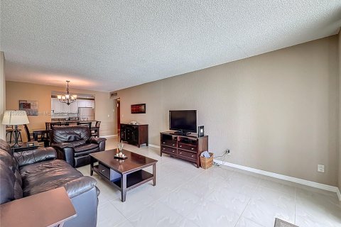 Condo in Sunny Isles Beach, Florida, 1 bedroom  № 2249922 - photo 17