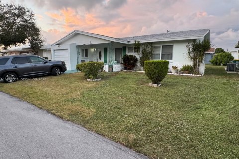 Villa ou maison à vendre à Tamarac, Floride: 2 chambres, 122.45 m2 № 1977332 - photo 1