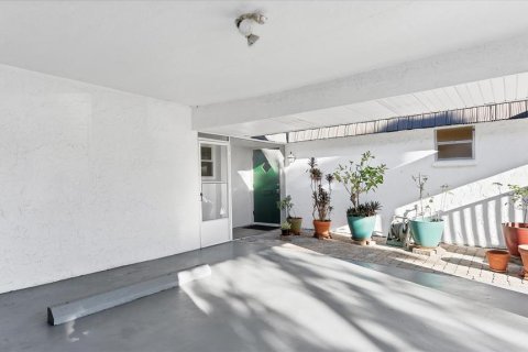 Condo in Sarasota, Florida, 2 bedrooms № 2105031 - photo 4