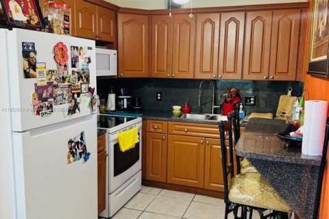 Condo in Pembroke Pines, Florida, 2 bedrooms  № 1888403 - photo 3